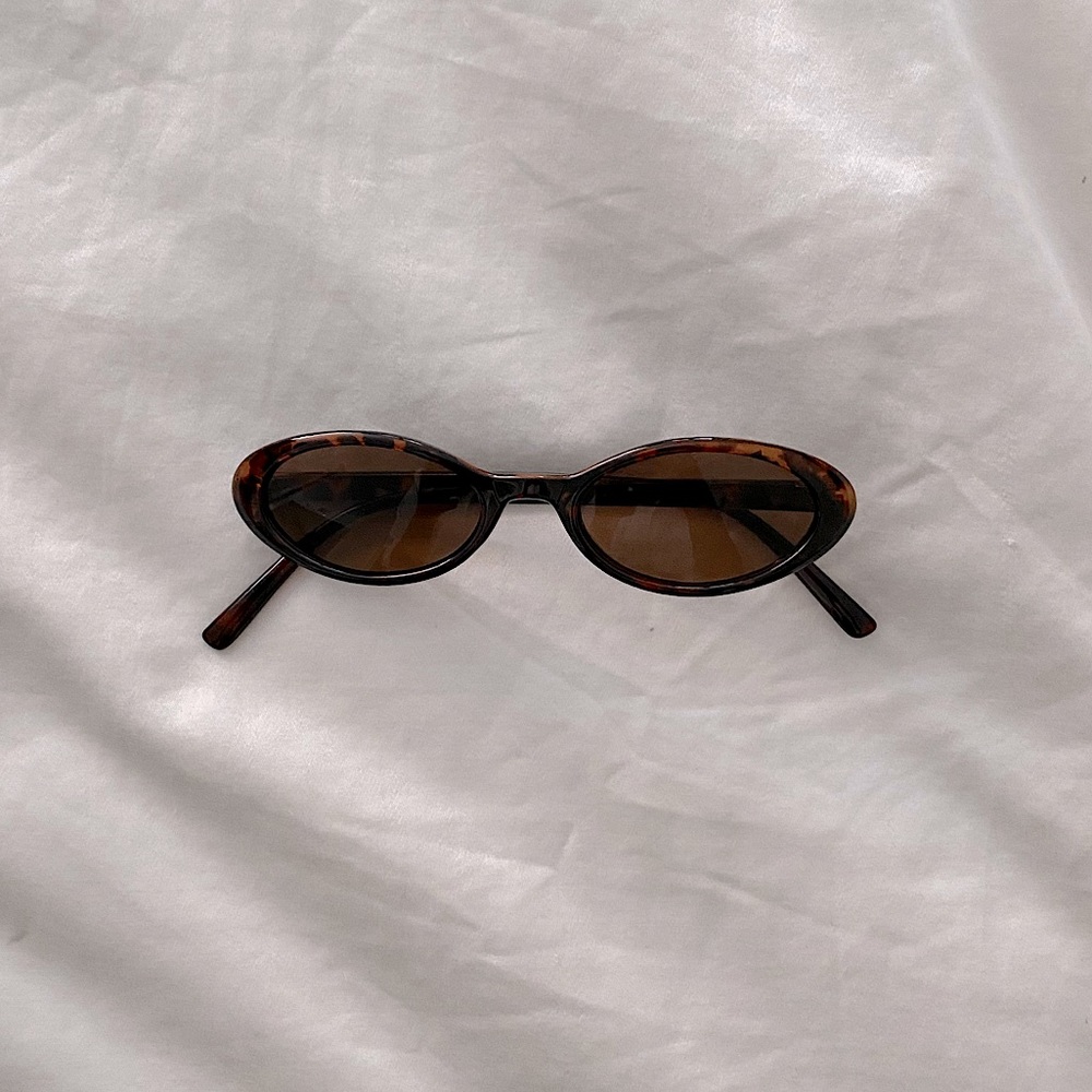 VIA LEECA Trendy Oval Sunglasses